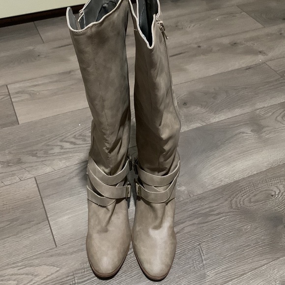 Fashionable heel boots - Picture 2 of 3